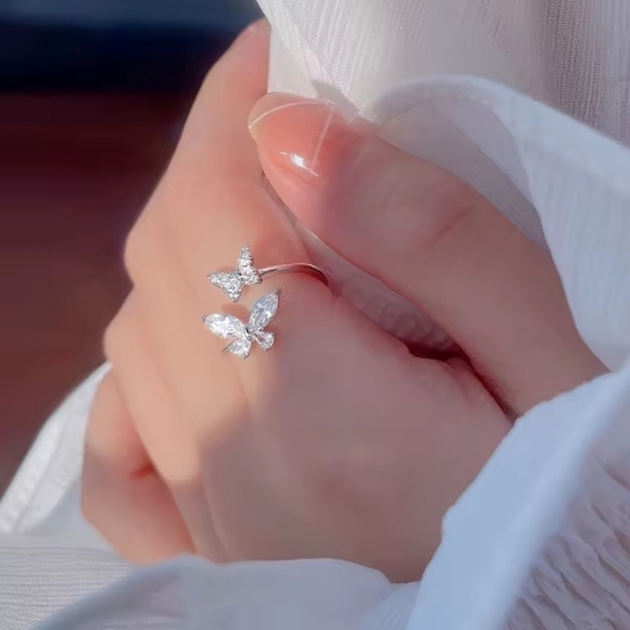 Sparkling Butterfly Ring 💍 Zircon Gemstones - Picture 3 of 5